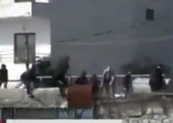 VIDEO e tmerrshme gjatë ndeshjes Butrinti-Labëria, shembet çatia ku kishin hipur, shpëtojnë mrekullisht tifozët