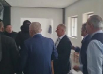 “Përdori tone të forta ndaj punonjësve të policisë”, VOA për incidentin tek zyrat e FRD: Presidenti Meta përfshihet në përplasjet me Policinë Bashkiake