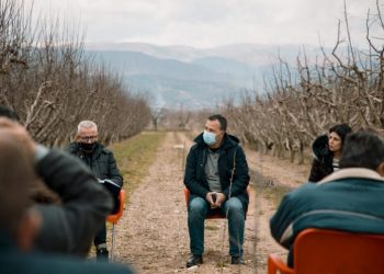 Dvoran/Peleshi, takim me fermerët: Aplikoni, të përfituar nga skema e naftës falas!