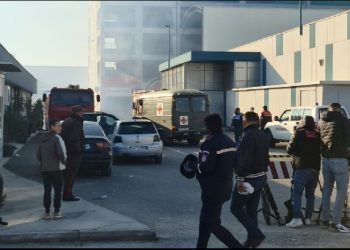 VIDEO: Shuhet zjarri në magazinë, ende asnjë gjurmë e rojes Arjan Sala, vijojnë kërkimet