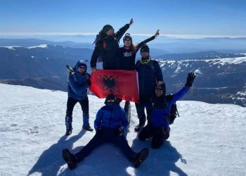 FOTO/ Shqiptarët “pushtojnë” malin më të lartë në Serbi, flamuri shqiptar në majë