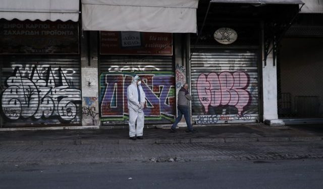 Daily life in the city, during the outbreak of the novel Coronavirus (COVID-19) Pandemic in Athens Greece on April 16, 2020. Greece is on the twenty-fifth  day of a strict nationwide lockdown seeking to halt the spread of the COVID-19 infection caused by novel coronavirus, with excursions from the home limited to attending work, buying food, visiting the doctor, walking the dog or going for a solitary jog./ Καθημερινότητα στην πόλη, στην περιόδο της Πανδημίας του νέου κορωναϊού (COVID-19), Αθήνα, 16 Απριλίου, 2020. Η Ελλάδα βρίσκεται στην εικοστή πέμπτη ημέρα επιβολής απαγόρευσης κυκλοφορίας επιδιώκοντας να σταματήσει η εξάπλωση της μόλυνσης από τον κοροναϊό COVID-19, με εξαίρεση την έξοδο για και απο το χώρο εργασίας, αγορές τροφίμων, επίσκεψη σε γιατρό και φαρμακείο ή βόλτα κατοικίδιου και προσωπική άσκηση.