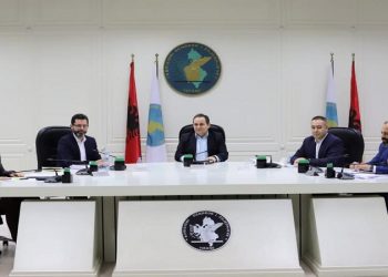 FOTO: Celibashi dorëzon propozimin e fletës së votimit për zgjedhjet parlamentare të 25 prillit