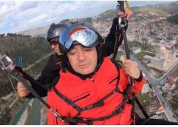 VIDEO/ Me parashutë mbi Berat, Klosi shpalos programin e turizmit nga ajri: Rrisim numrin e turistëve në qytet