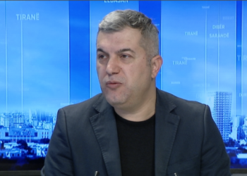 Vaksinimi, mjeku Koni: Nuk e kuptoj praninë e politikanëve në këtë proces, Basha del në rrugë me turma dhe nuk gjobitet