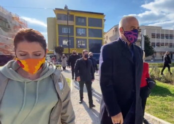 Rama dhe Manastirliu inspektojnë stendat e ngritura në Lezhë, takohen me të moshuarit