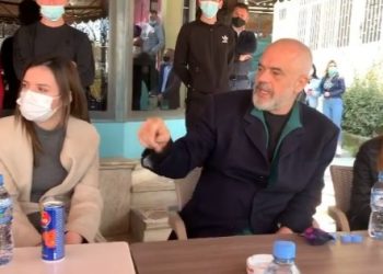 Kryeministri humor me kamerierin: ‘’More vesh ti, Beqareve në fillim… (VIDEO)