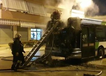 VIDEO/ Përfshihet nga flakët urbani në Vlorë, i mbushur me udhëtarë, ja dyshimet e para