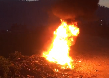 Beratasit nuk harrojnë ritet e Ditës së Verës/ Ndriçohen me zjarre oborret, bahçet e rrugët (FOTO)