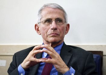 “Shqetësuese”, Fauci ngre alarmin: Disa shtete po heqin masat kufizuese!