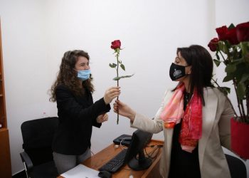 8 Marsi/ Ministrja Evis Kushi bën gjestin e veçantë, dhuron lule për gratë e vajzat e MASR