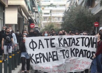 FOTOT/ Nuk ndalen protestat në Greqi, qytetarët marshim në një lagje të Athinës