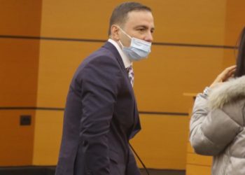 Prokurorit Arens Çela i bëhen pyetje për zbutjen e akuzës ndaj një bashkëshorti dhunues