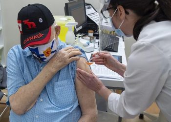 60-vjeçarët kanadezë të parët që vaksinohen me AstraZeneca