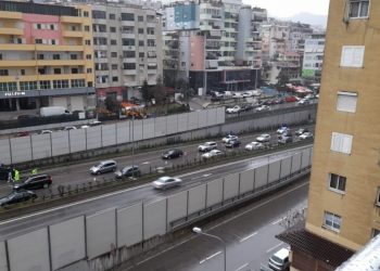 Dy aksidente pranë Kopshtit Botanik, makina kthehet përmbys