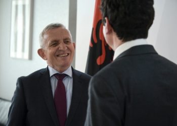 Ambasadori Minxhozi takohet me Kurtin / Avancimi i raporteve, temë kryesore e diskutimit