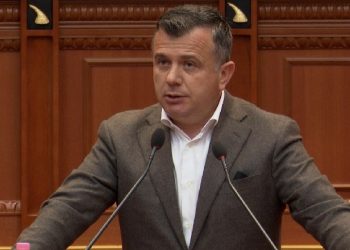 “Njoh dikë që ka kaluar në këto faza”/ Balla ironizon Metën: Në fillim i iku dashuria, tani mendja