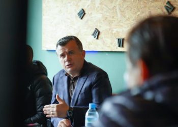 “Nuk kishte ndodhur kurrë më parë”, Balla për përplasjen në Elbasan: Turp, opozita mblodhi rreth 100 njerëz me thirrje banale