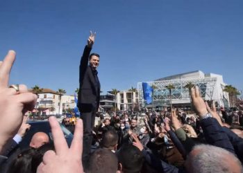 Basha injoron masat anti-Covid, hipën mbi makinë dhe mban miting në qendër të Kavajës