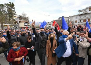 SHËNIM / Hipokrizia e Bashës: U prin turmave, u prek duart dhe u thotë: Ruani shëndetin!