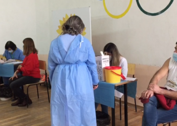 Nis vaksinimi në Berat dhe Gjirokastër/ Mësuesit marrin dozën e parë të Astrazeneca