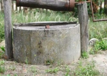 Mbytet 74-vjeçari, bie në pus teksa punonte