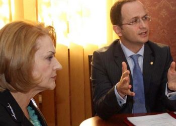 U lanë jashtë listave, Ditmir Bushati nxjerr foton krah Arta Dades, ja mesazhi që jep