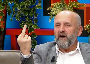 Vijon degjenerimi i ekraneve, “profeti” Alfred Cako tregon gishtin e mesit: Shkoni bëni vaksinën ju injorantët e partive
