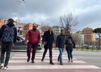 FOTO-LAJM / Pa maska dhe me të kuqe, kandidati i PD Ivi Kaso dhe Eno Bozdo kapen mat duke shkelur rregullat