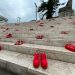 8-Marsi festohet ndryshe në Durrës/ Shkallët e galerisë mbushen me këpucë të kuqe si simbol i humbjes së grave nga dhuna