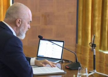 “Populli e ka mendjen top e nuk gabon kurrë”… Rama, batuta dhe replika me komentuesit