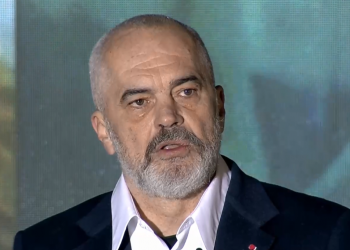 Rama ‘thumbon’ Bashën: Dasmorët e pritën dhëndrin një orë se po flinte! Ata e kanë partinë mbi njerëzit