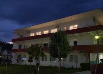 24-vjeçari hidhet nga kati i tretë i spitalit në Elbasan, dyshohet se është me Covid. Në gjendje kritike për jetën
