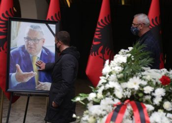 FOTOT: Socialistët i japin mes lotëve lamtumirën Bashkim Finos