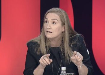 “Gjuha jote s’i ngjan një kryeministri”, ministri ironizon Flutura Açkën: S’ka faj e shkreta, e krahason me gjuhën e Berishës dhe Metës