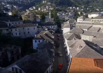 ‘Dje’ dhe ‘sot’/ Rama tregon ndryshimet në Pazarin e Gjirokastrës: Ju uroj një të dielë të bukur