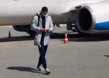 FOTO/ Zlatan Ibrahimoviç ‘zbarkon’ në Kosovë, me maskë, kokën ulur dhe celular në dorë zbret nga avioni