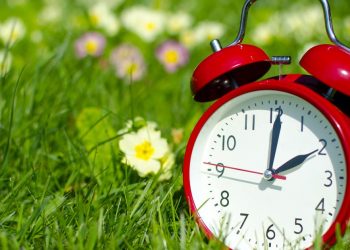 Dita bëhet një orë më e gjatë, ndryshojnë sërish akrepat e orës të dielën