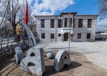 Fotot nga Korça/ Rama: Mësonjëtorja e parë shqipe shkëlqen, ishte një prej mijëra dëshmive të rrënimit