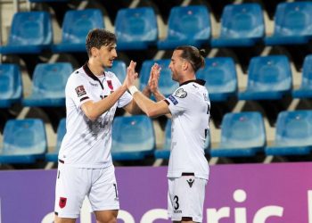 Reja me “dhimbje koke”/ Kumbulla në dyshim për ndeshjen me Anglinë, mbrojtësin e shqetëson…