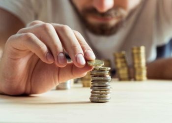 Eurostat: Shqiptarët me fitimet më të ulëta mujore në Europë, gjysma e punonjësve marrin më pak se 302 euro