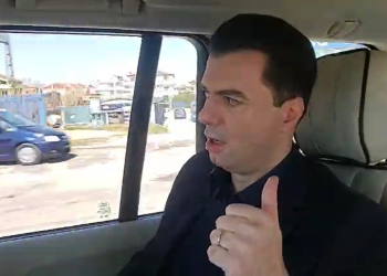 Basha kopjon Ramën e 8 viteve më parë, transmeton LIVE në Facebook nga makina