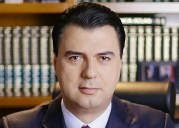 FOTO/ S’duhet t’ju mblidhja me COVID nëpër këmbë, por edhe po vdiqët, për partinë po e bëni