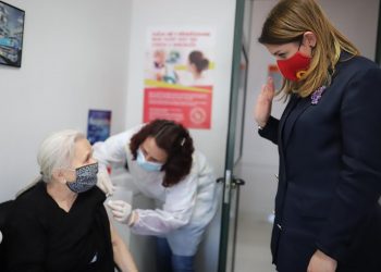Manastirliu jep porosi mjekut të familjes: Të lajmërohen të gjithë në kohë! Cami: Në e-Albania kërkesë online për t’u vaksinuar