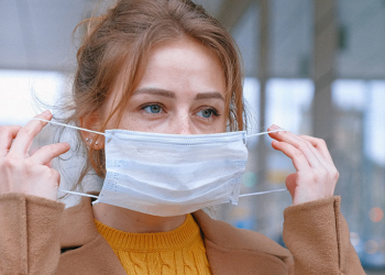 Pse duhet ta mbani maskën, edhe nëse shteti nuk jua kërkon me detyrim