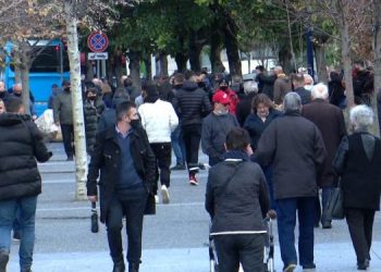 Pandemia step konsumin, qytetarët i shpenzojnë paratë vetëm për ushqime e shtëpi