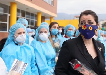 Manastirliu te ‘Shefqet Ndroqi’, i dorëzon lule për 8 Marsin mjekeve dhe infermiereve: Gratë po ndryshojnë botën, ju sistemin e shëndetësisë