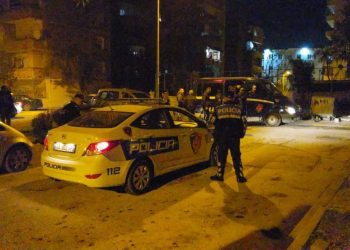 Sherr mes të rinjve në Elbasan, plagoset një prej tyre, niset me urgjencë në spital