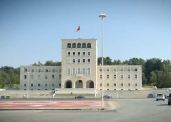 VOA: Shqetësim në Shqipëri largimi i të rinjve, 94% e atyre që studiojnë jashtë nuk duan të kthehen!