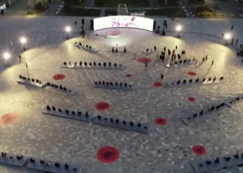 LIVE! PS çel fushatën me himnin e flamurit, vetëm kandidatët në sheshin ‘Skënderbej’